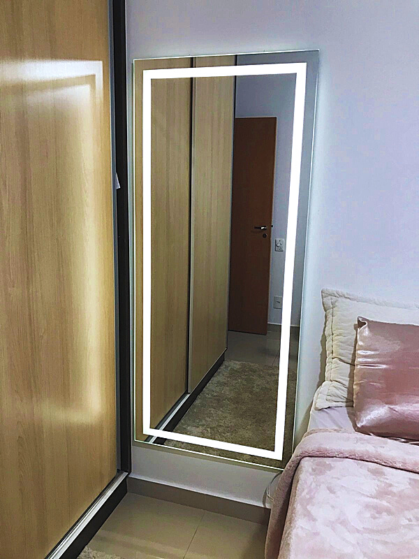 Espelho de corpo inteiro com iluminação de LED