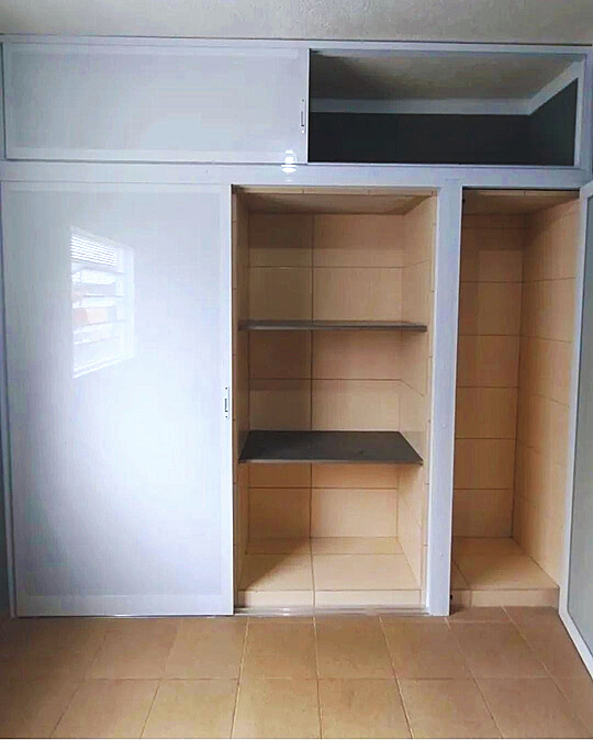 Guarda-roupa com portas de correr em alumínio